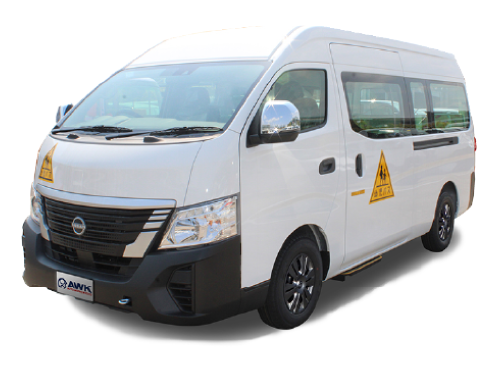 白い日産キャラバン