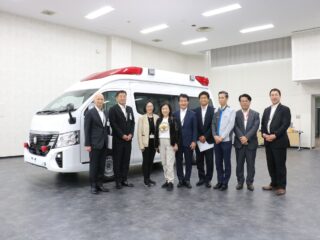 救急車の中間検査での集合写真