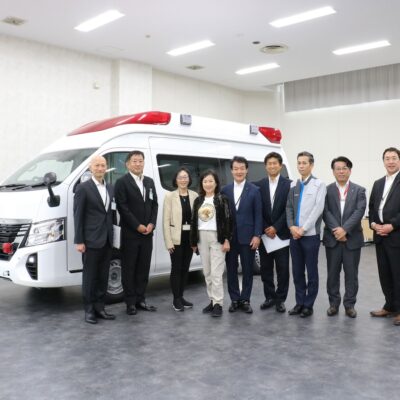 救急車の中間検査での集合写真
