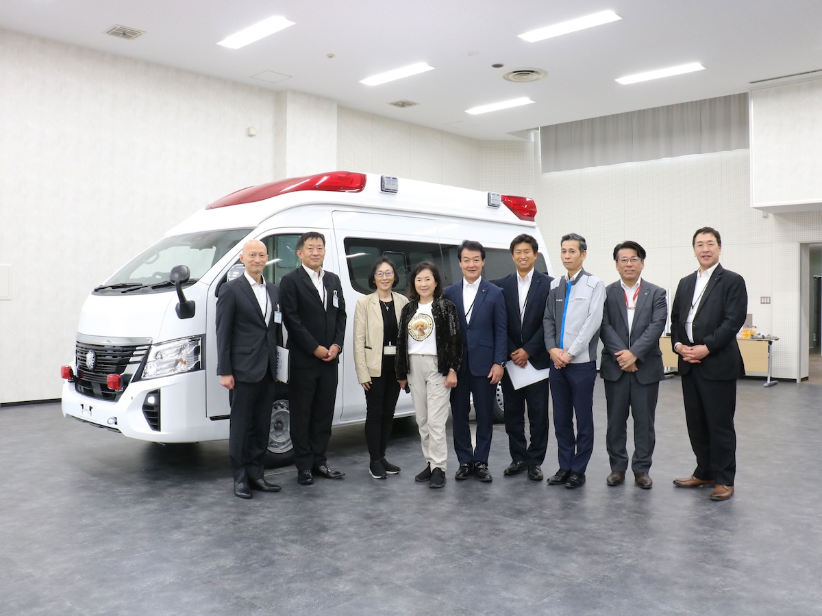 救急車の中間検査での集合写真