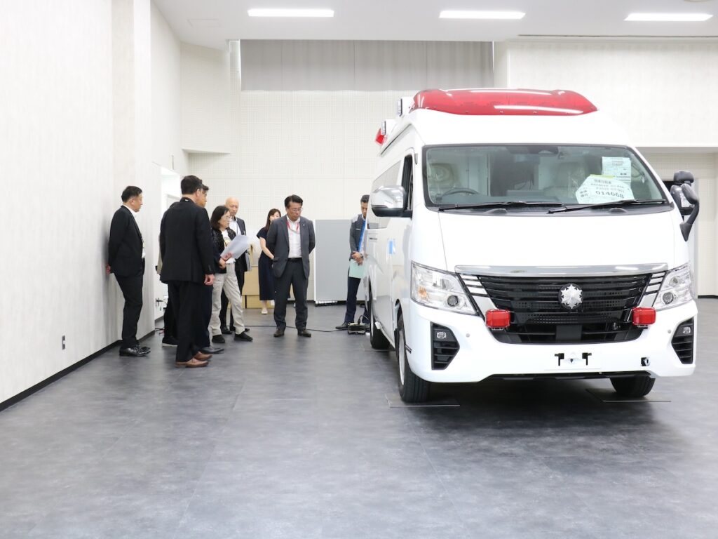 救急車の中間検査の様子