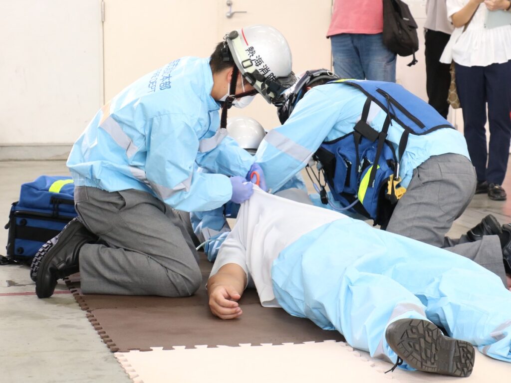 熱海市消防本部の救急隊員が、傷病者役に処置を行なう救命救急デモンストレーション