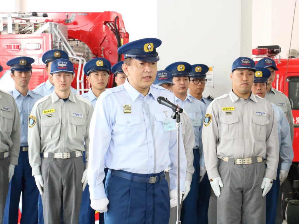 寄贈式・配備式で、整列した消防隊員の前で挨拶する轡田敏秀消防長