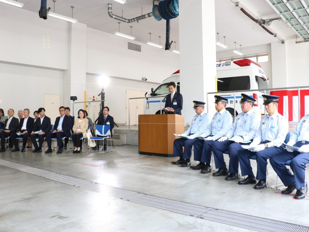 熱海市消防本部での寄贈式・配備式で告辞を述べる齊藤栄市長と、参列した来賓の方々